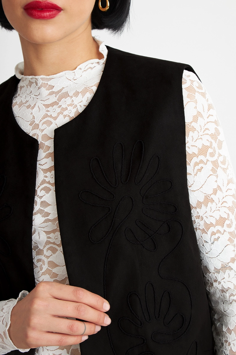 VEST TIPO GAMUZA BORDADO NEGRO NICOPOLY - 6