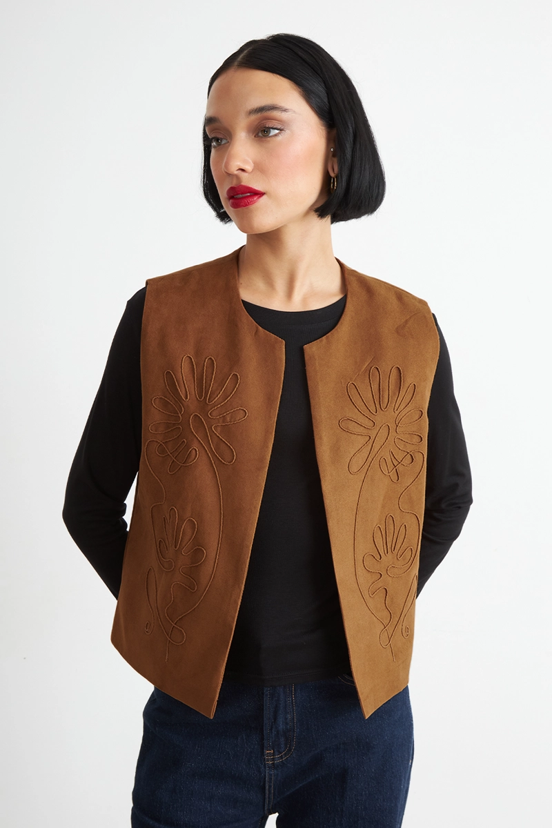 VEST TIPO GAMUZA BORDADO KHAKI NICOPOLY - 1