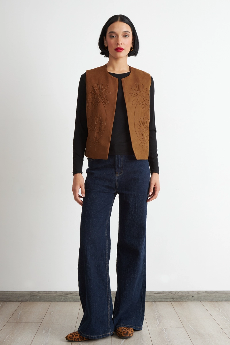 VEST TIPO GAMUZA BORDADO KHAKI NICOPOLY - 2