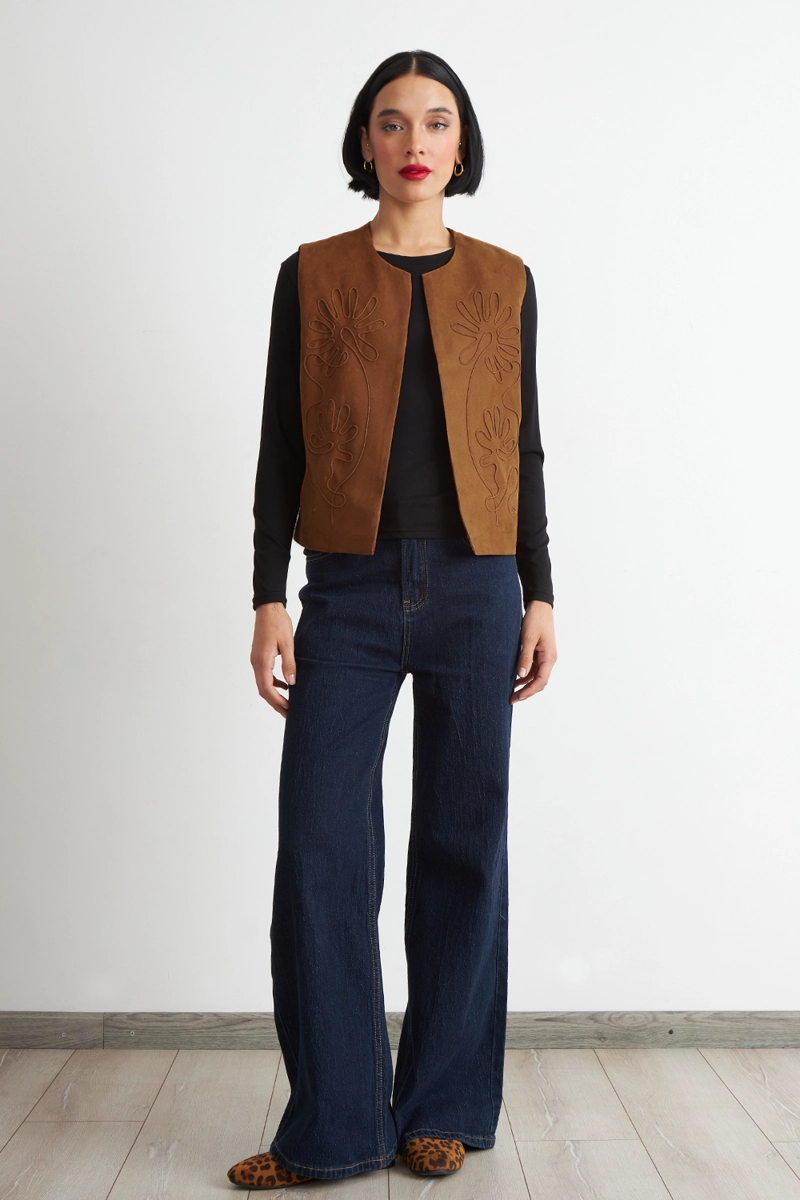 VEST TIPO GAMUZA BORDADO KHAKI MUJER NICOPOLY - 2