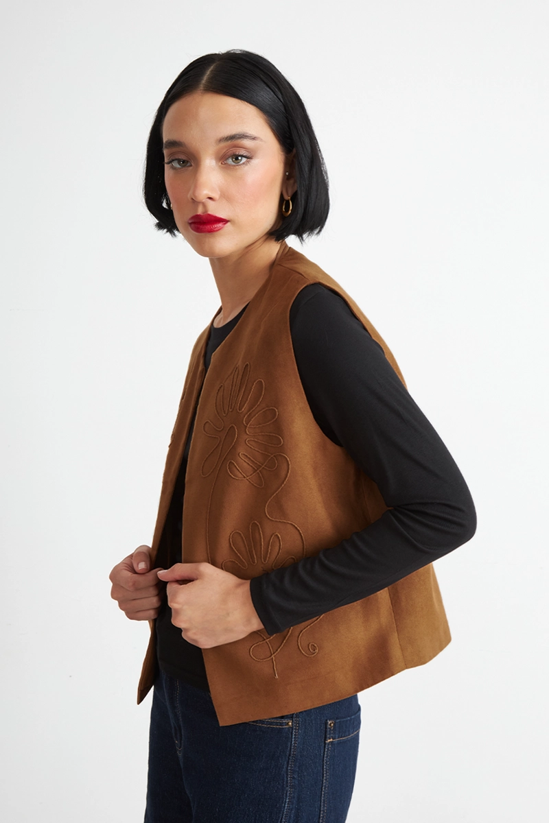 VEST TIPO GAMUZA BORDADO KHAKI NICOPOLY - 3
