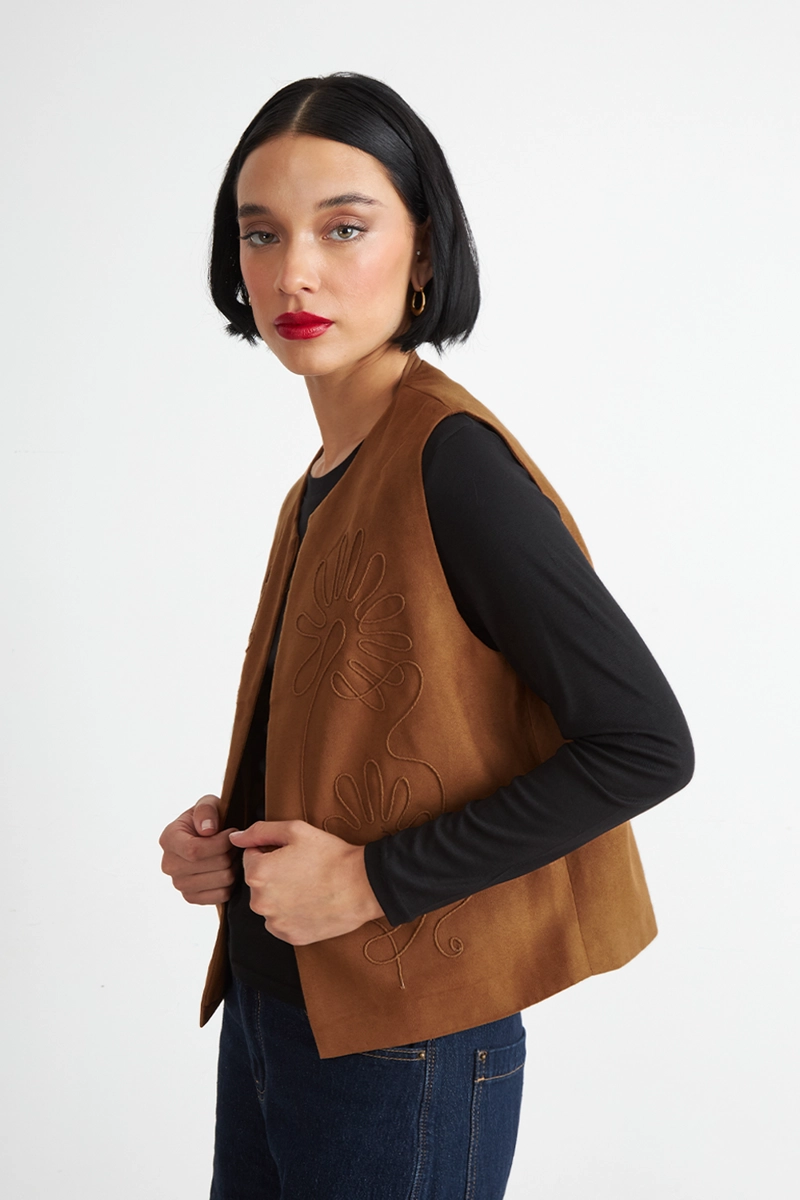VEST TIPO GAMUZA BORDADO KHAKI MUJER NICOPOLY - 3