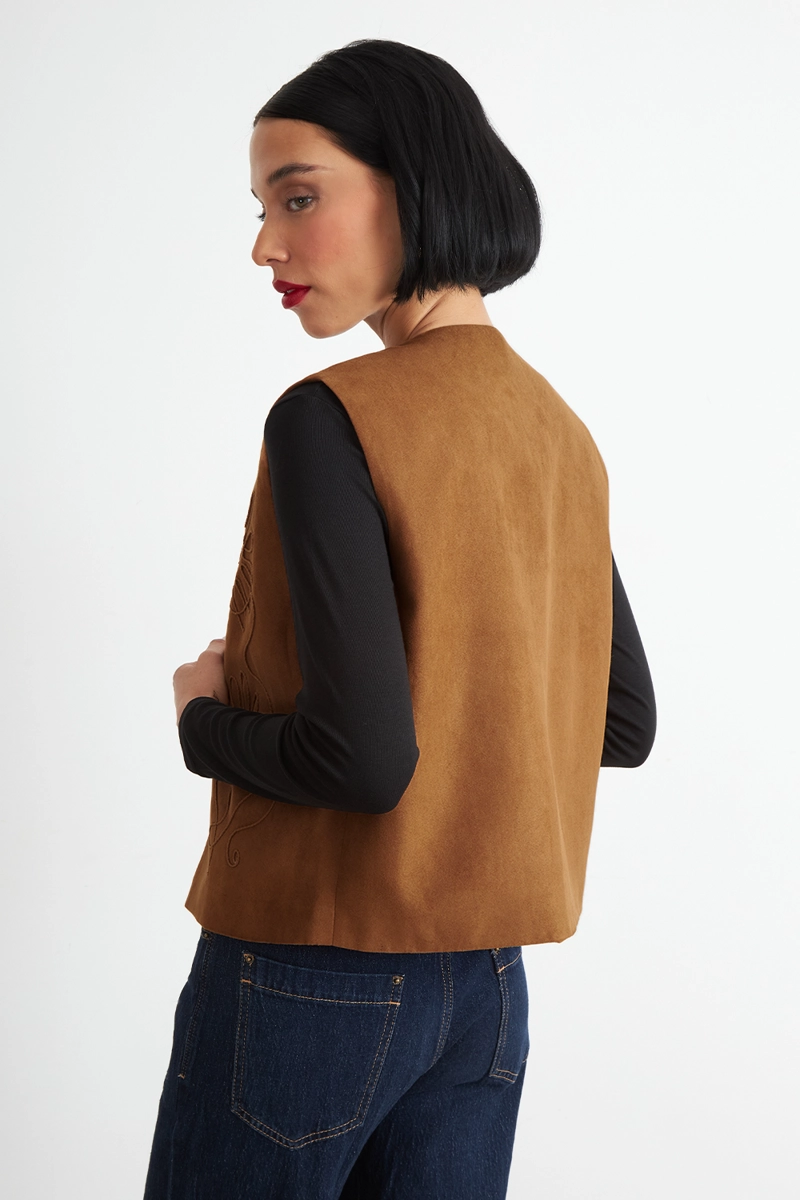 VEST TIPO GAMUZA BORDADO KHAKI NICOPOLY - 4