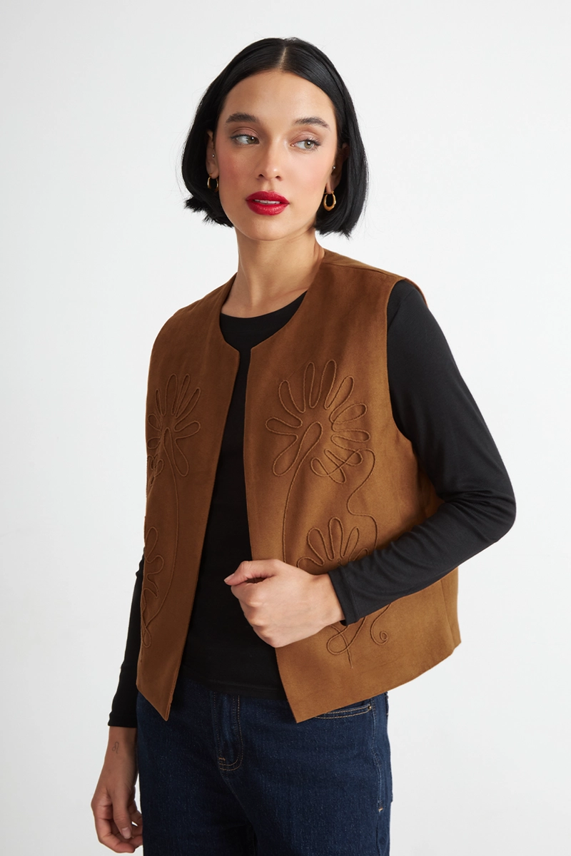 VEST TIPO GAMUZA BORDADO KHAKI NICOPOLY - 5