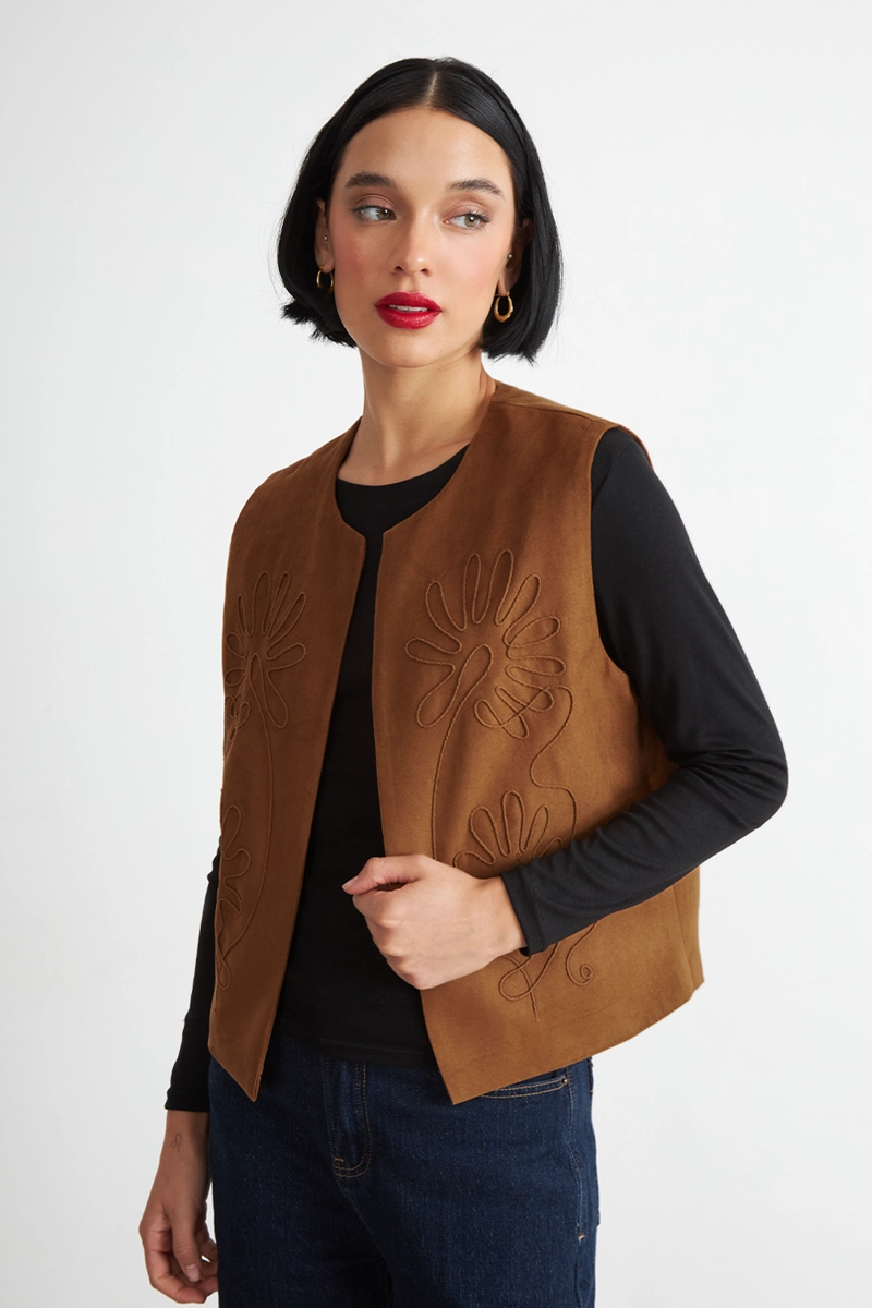 VEST TIPO GAMUZA BORDADO KHAKI MUJER NICOPOLY - 5