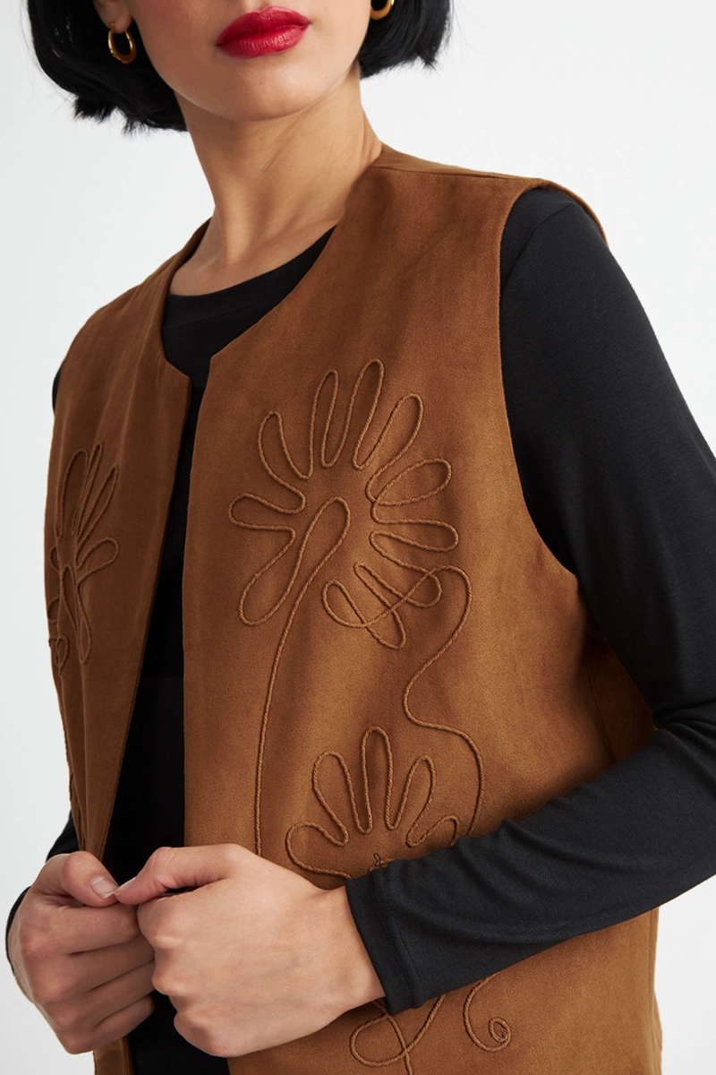 VEST TIPO GAMUZA BORDADO KHAKI NICOPOLY - 6