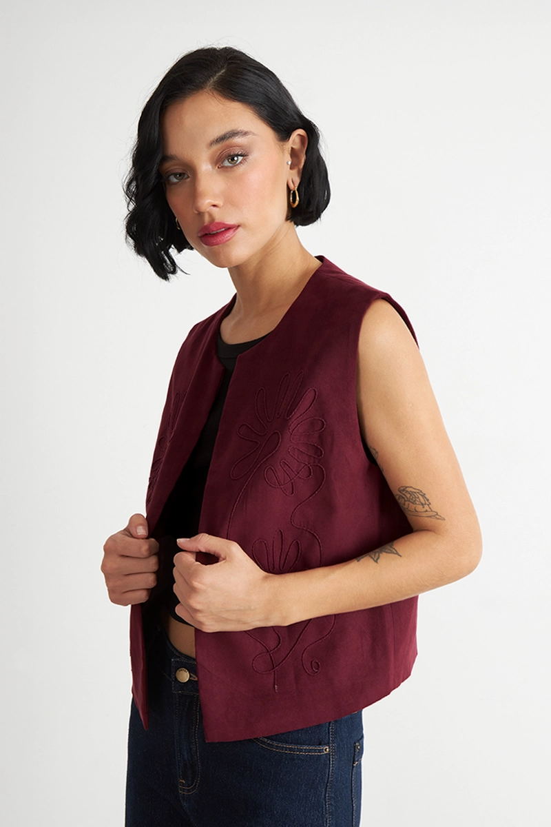 VEST TIPO GAMUZA BORDADO BURDEO NICOPOLY - 9