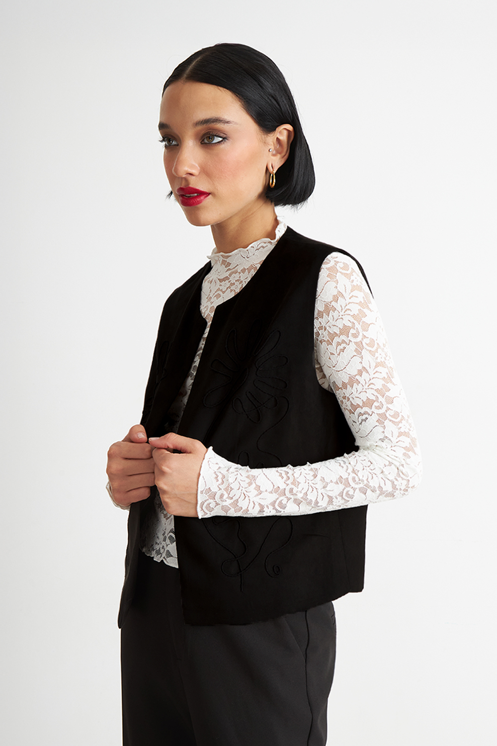 VEST TIPO GAMUZA BORDADO NEGRO NICOPOLY - 3