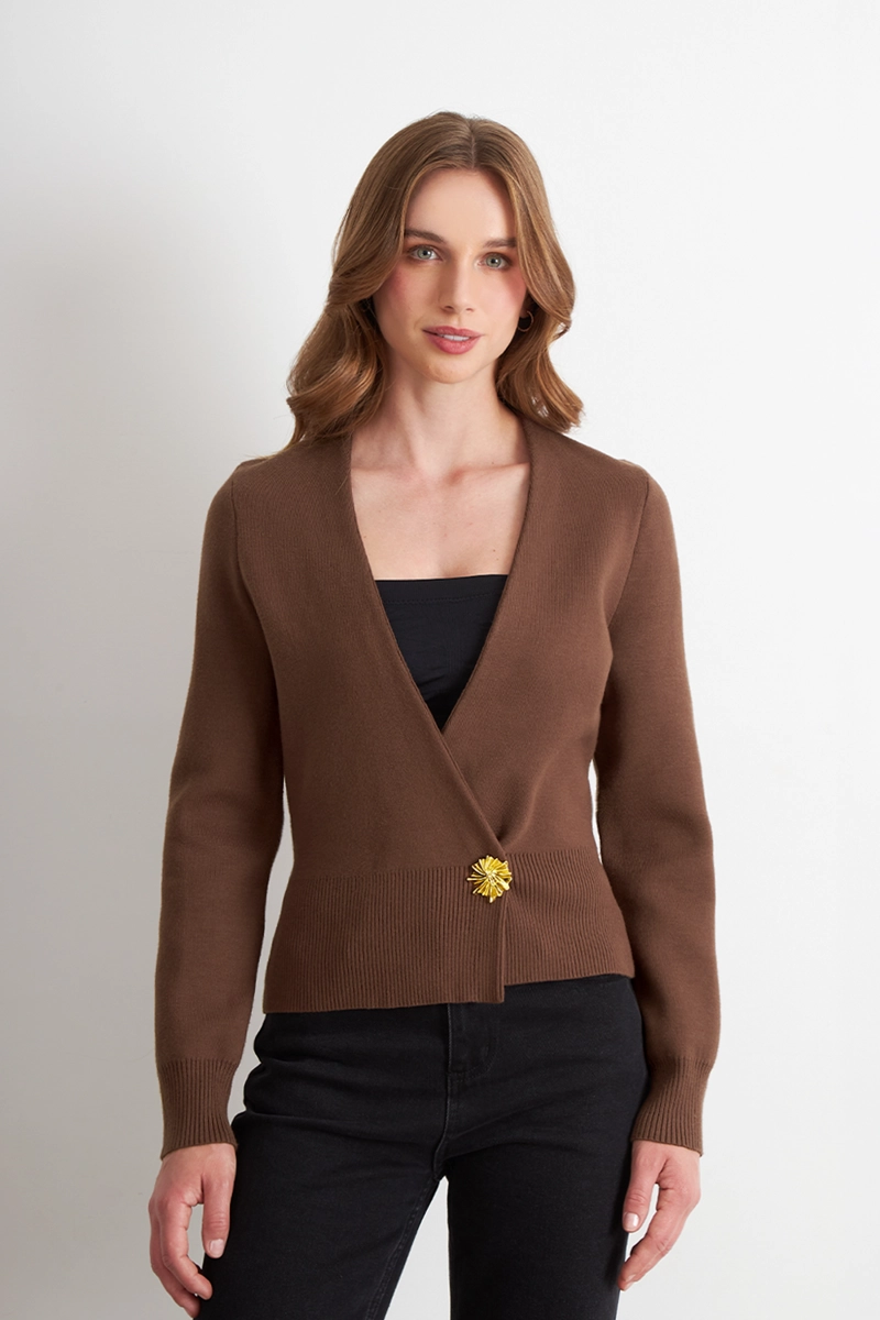 CARDIGAN CRUZADO CON BOTON DORADO CAFE  NICOPOLY - 1