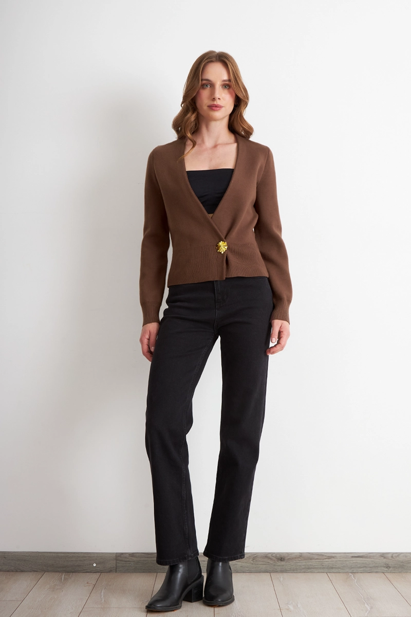 CARDIGAN CRUZADO CON BOTON DORADO CAFE  NICOPOLY - 2