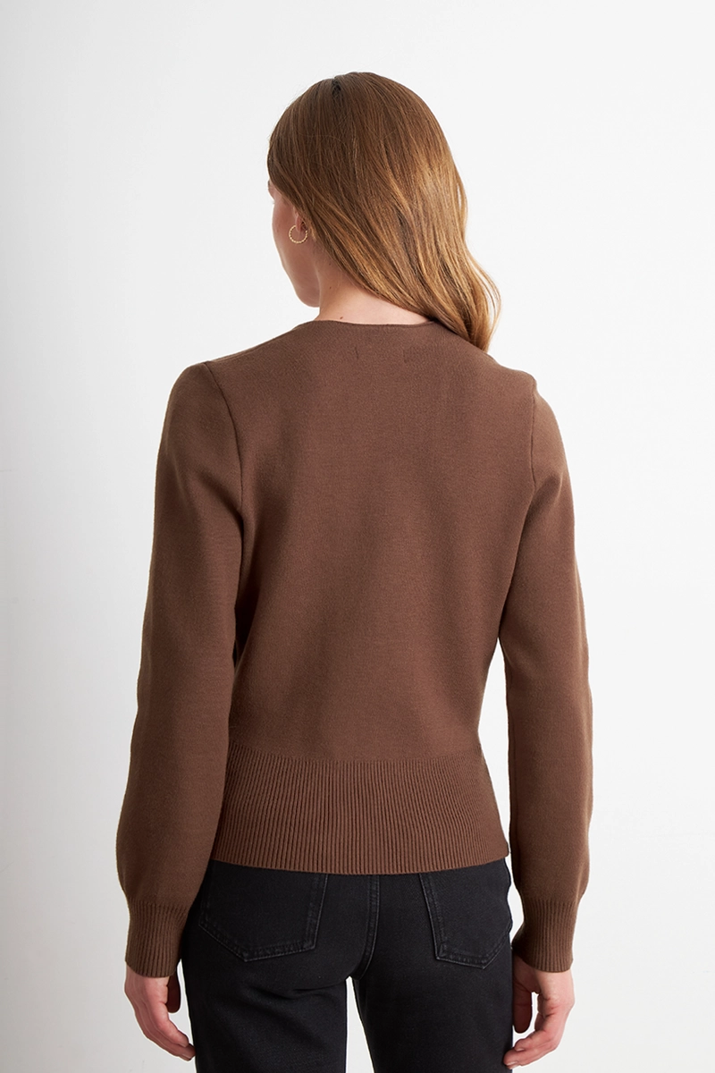 CARDIGAN CRUZADO CON BOTON DORADO CAFE  NICOPOLY - 4