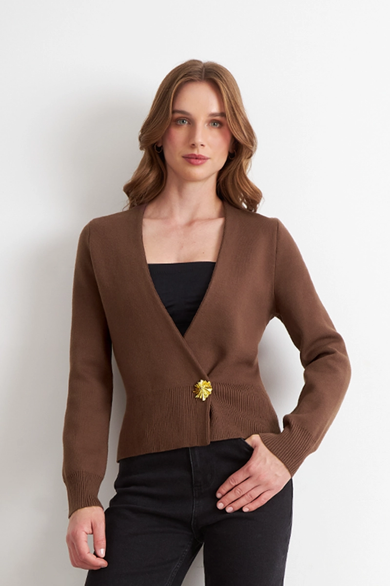 CARDIGAN CRUZADO CON BOTON DORADO CAFE  NICOPOLY - 5
