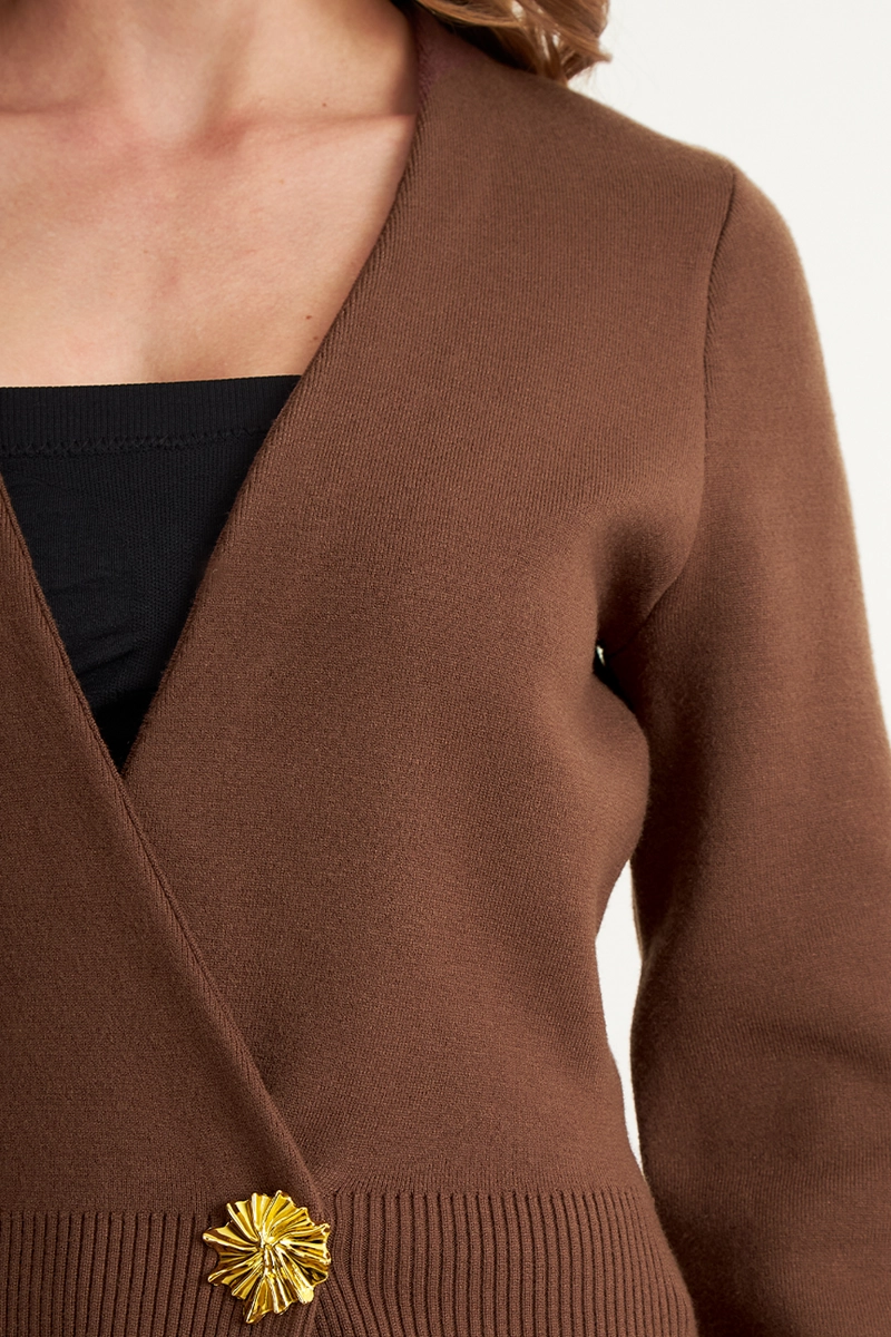 CARDIGAN CRUZADO CON BOTON DORADO CAFE MUJER NICOPOLY - 6