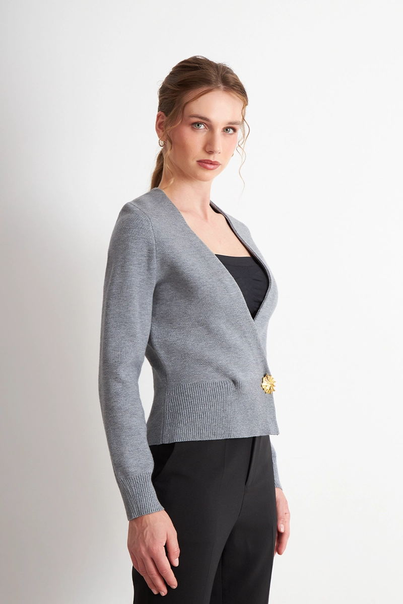 CARDIGAN CRUZADO CON BOTON GRIS NICOPOLY - 3