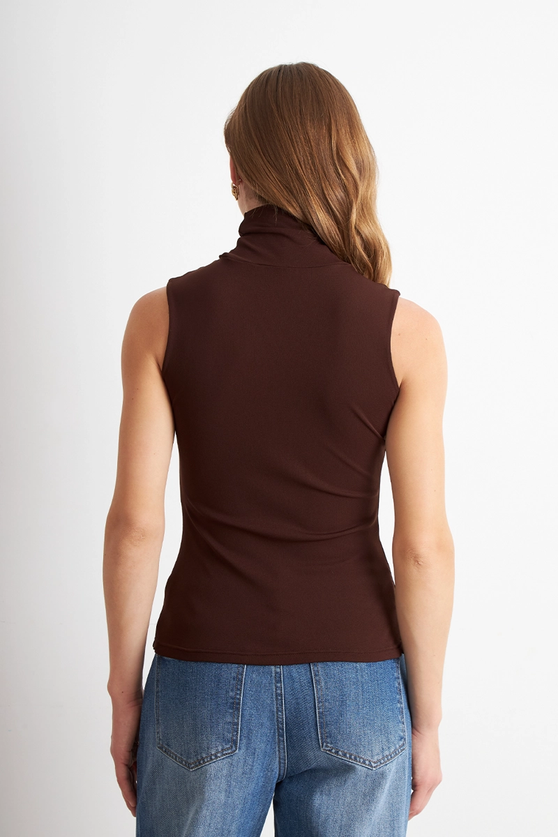 POLERA MALLA CUELLO ALTO CAFE  NICOPOLY - 4