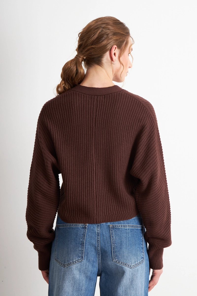 CARDIGAN CUELLO V CON 3 BOTONES CAFE  NICOPOLY - 4