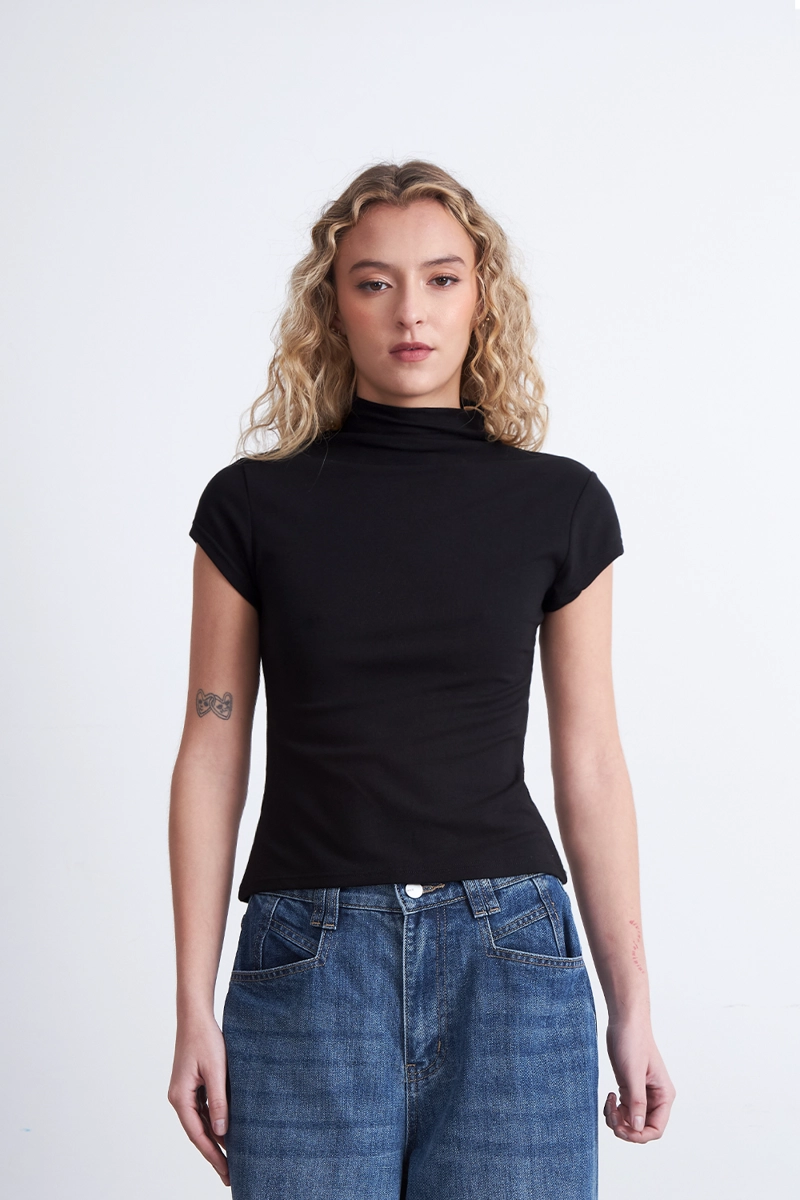 POLERA MANGA CORTA CUELLO ALTO NEGRO NICOPOLY - 1