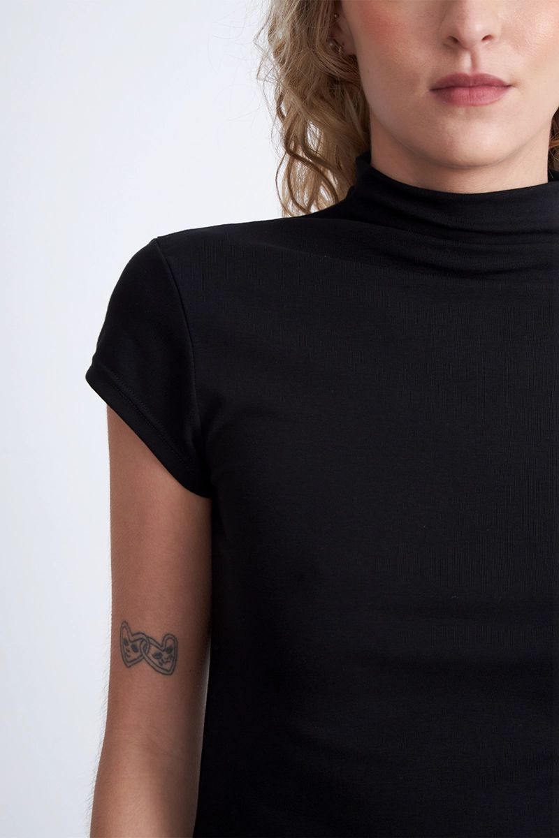 POLERA MANGA CORTA CUELLO ALTO NEGRO NICOPOLY - 6