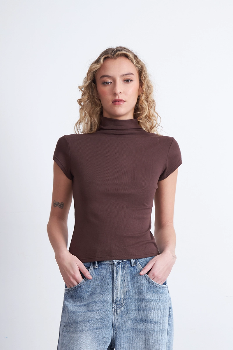 POLERA MANGA CORTA CUELLO ALTO CAFE NICOPOLY - 1