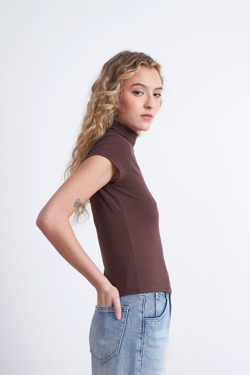 POLERA MANGA CORTA CUELLO ALTO CAFE NICOPOLY - 3