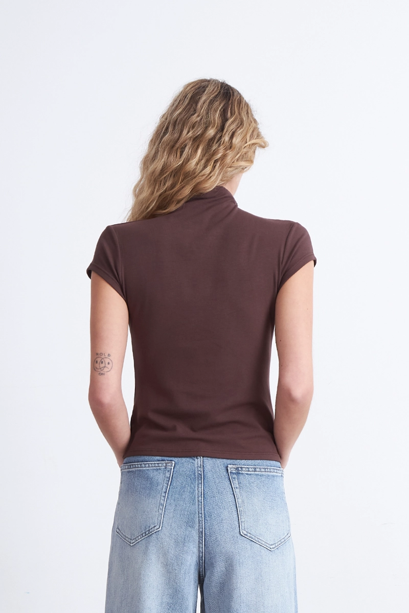 POLERA MANGA CORTA CUELLO ALTO CAFE NICOPOLY - 4