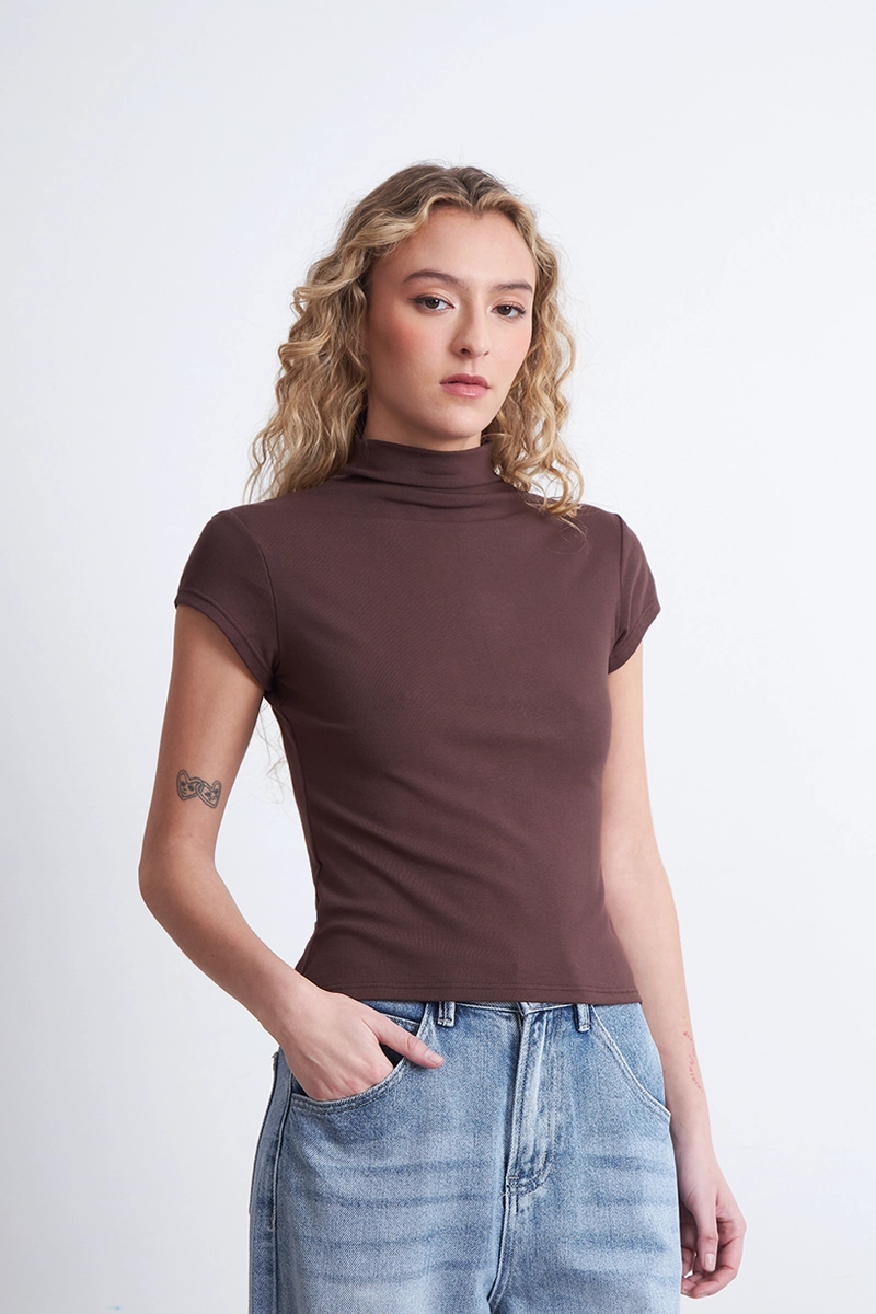 POLERA MANGA CORTA CUELLO ALTO CAFE NICOPOLY - 5
