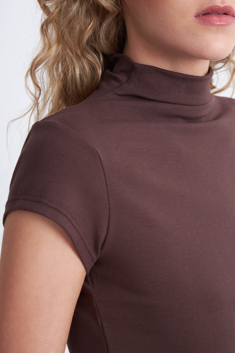 POLERA MANGA CORTA CUELLO ALTO CAFE MUJER NICOPOLY - 7