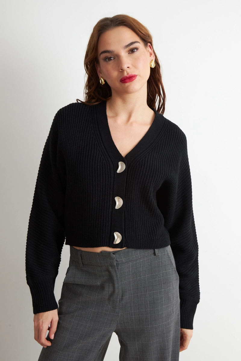 CARDIGAN CUELLO V CON 3 BOTONES NEGRO NICOPOLY - 1
