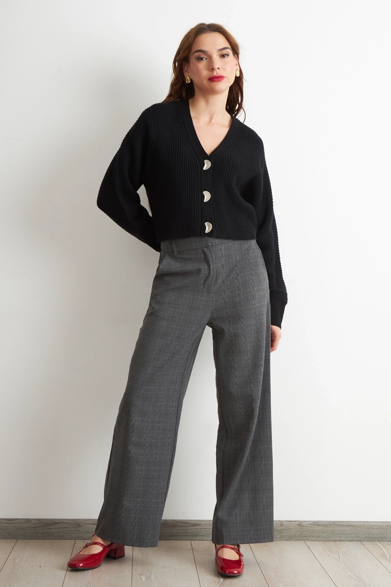 CARDIGAN CUELLO V CON 3 BOTONES NEGRO NICOPOLY - 2