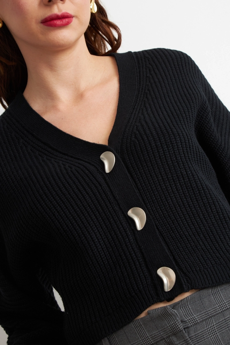 CARDIGAN CUELLO V CON 3 BOTONES NEGRO NICOPOLY - 6