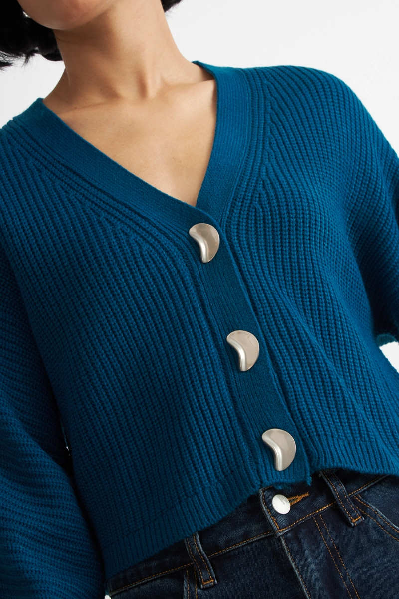 CARDIGAN CUELLO V CON 3 BOTONES VERDE AZULADO NICOPOLY - 6