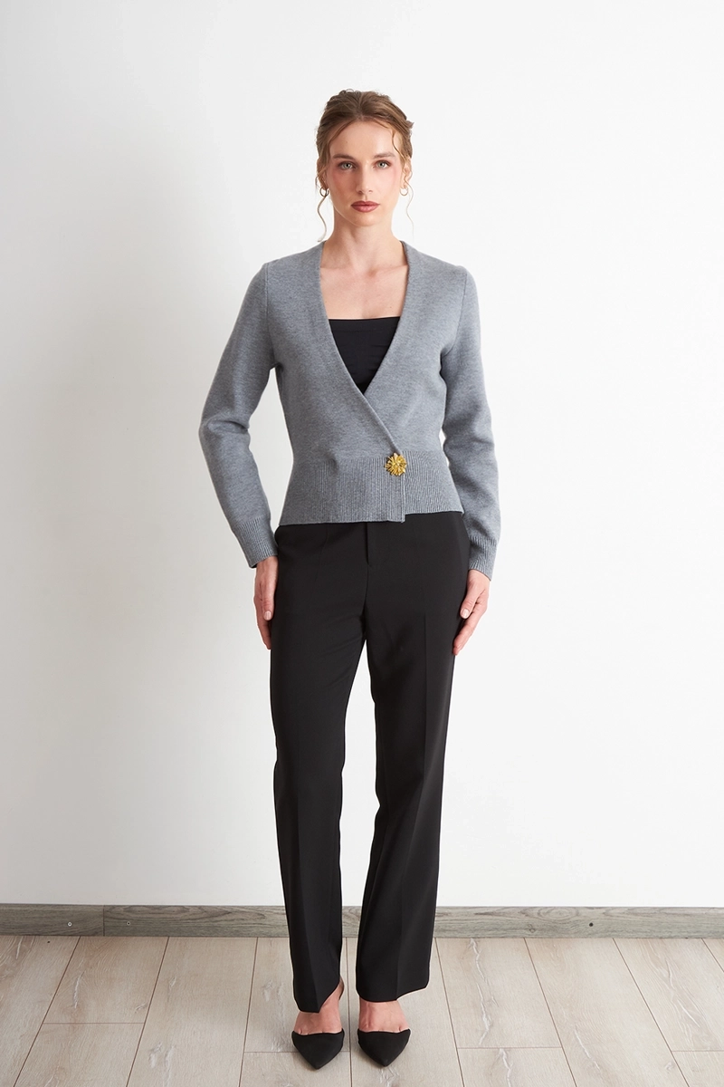 CARDIGAN CRUZADO CON BOTON GRIS NICOPOLY - 2