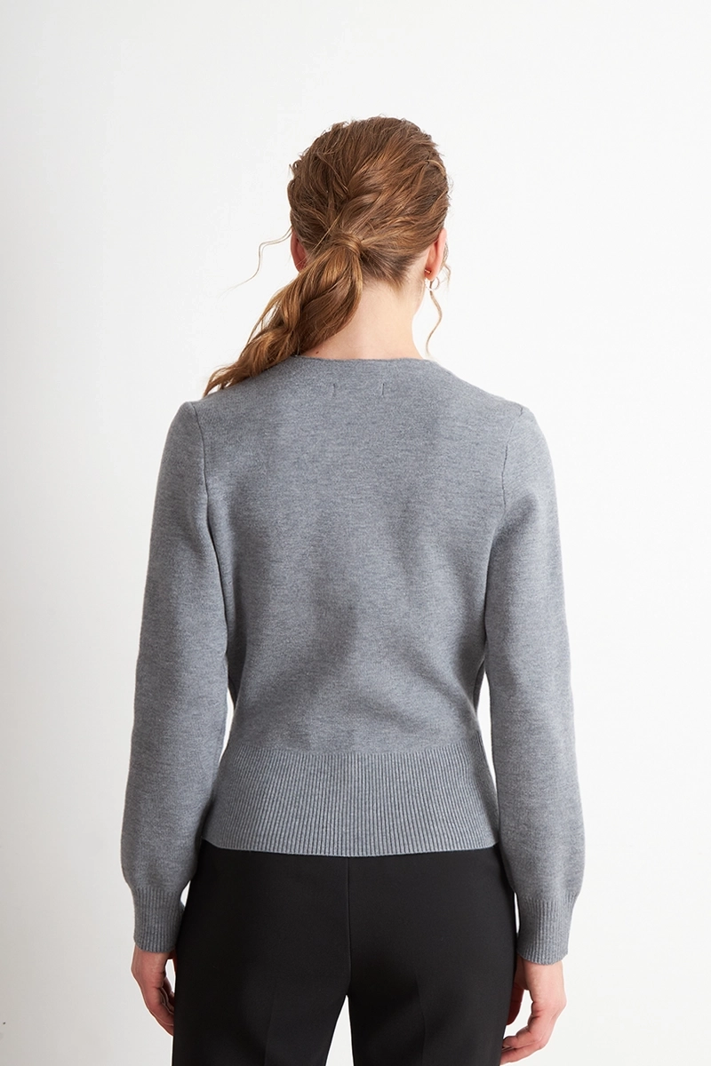 CARDIGAN CRUZADO CON BOTON GRIS NICOPOLY - 4