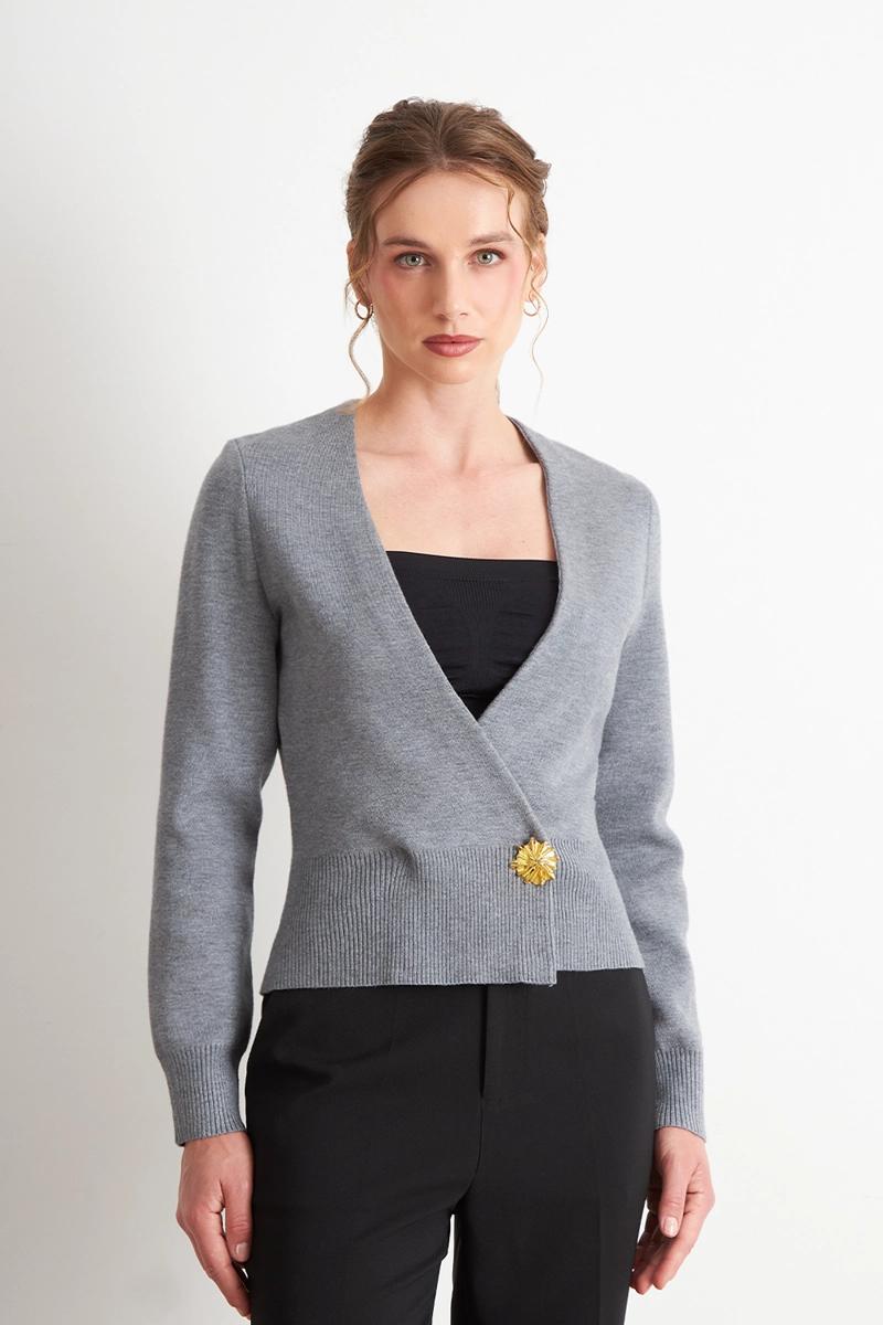 CARDIGAN CRUZADO CON BOTON GRIS NICOPOLY - 5