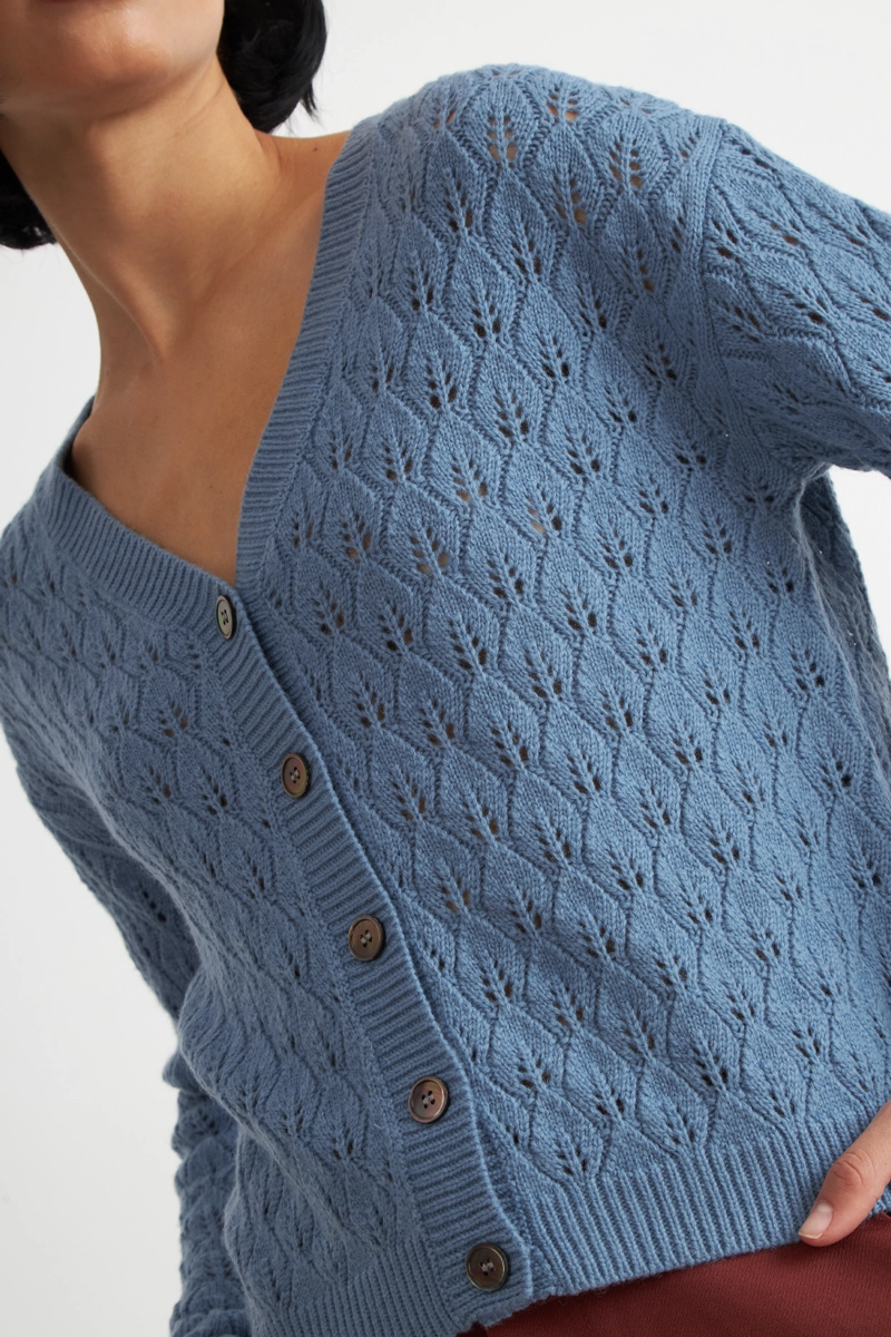 CARDIGAN TEJIDO CALADO CUELLO V CELESTE NICOPOLY - 6