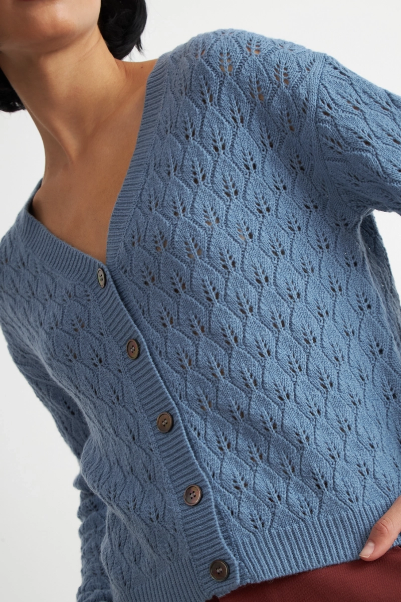CARDIGAN TEJIDO CALADO CUELLO V CELESTE NICOPOLY - 6