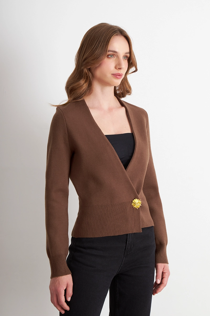 CARDIGAN CRUZADO CON BOTON DORADO CAFE  NICOPOLY - 3