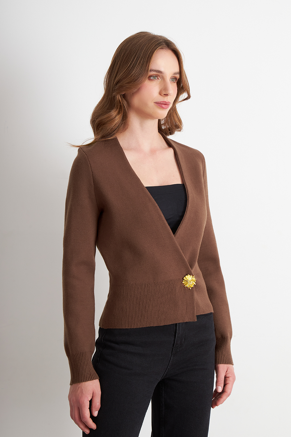 CARDIGAN CRUZADO CON BOTON DORADO CAFE  NICOPOLY - 3