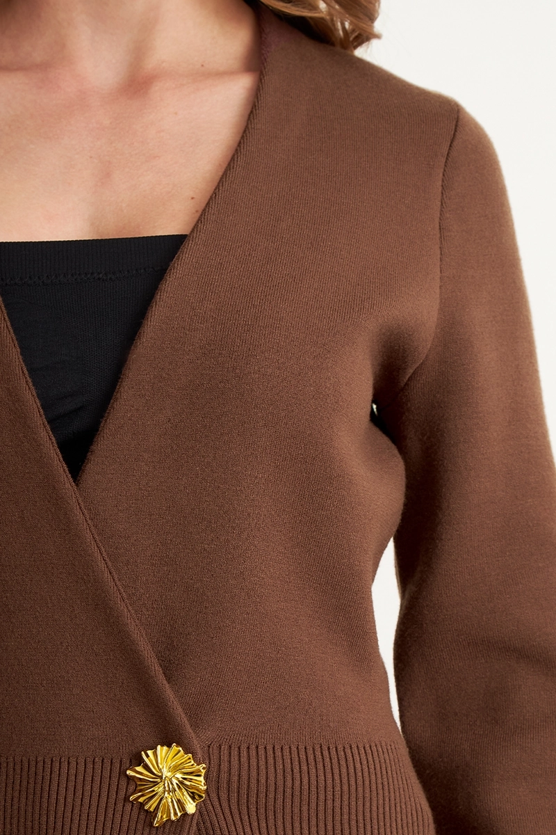 CARDIGAN CRUZADO CON BOTON DORADO CAFE  NICOPOLY - 6