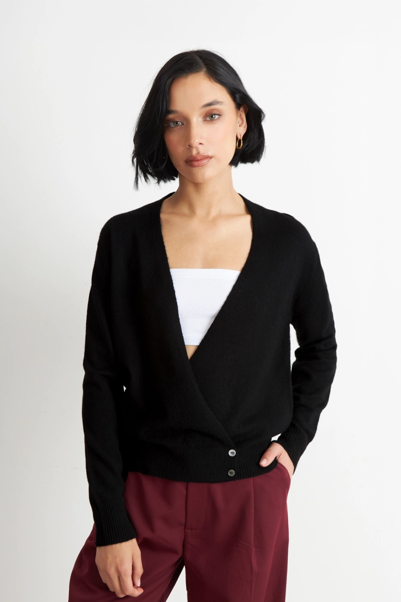 SWEATER CRUZADO CON BOTONES NEGRO NICOPOLY - 1