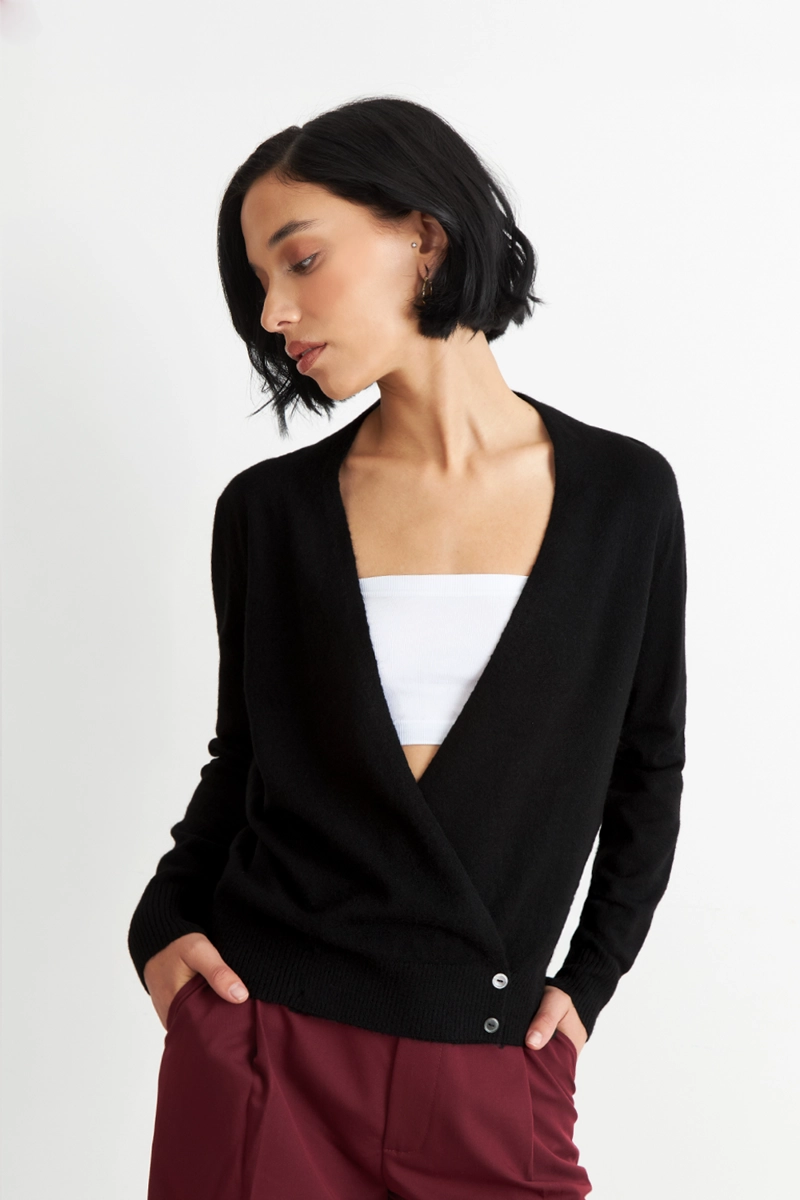 SWEATER CRUZADO CON BOTONES NEGRO NICOPOLY - 5