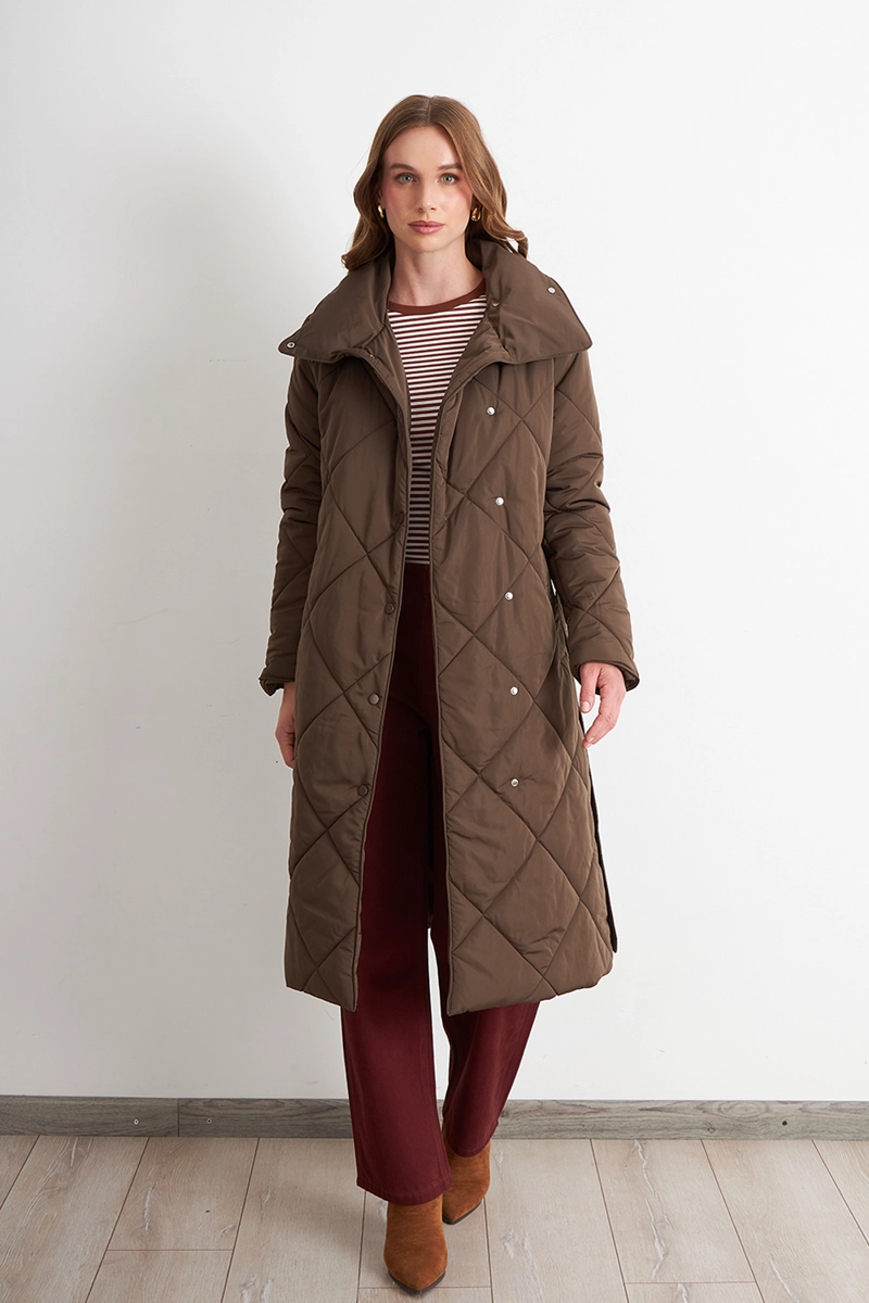 PARKA ACOLCHADA CON CINTURON LAZO CAFE  NICOPOLY - 2