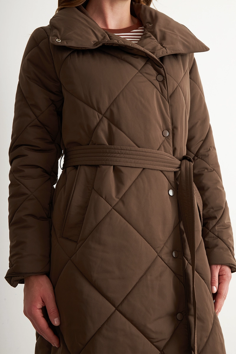 PARKA ACOLCHADA CON CINTURON LAZO CAFE  NICOPOLY - 6