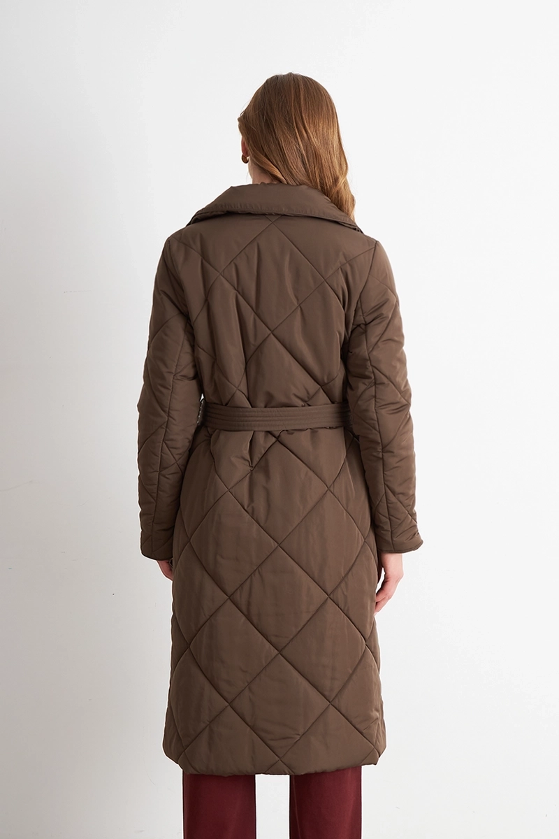 PARKA ACOLCHADA CON CINTURON LAZO CAFE  NICOPOLY - 4