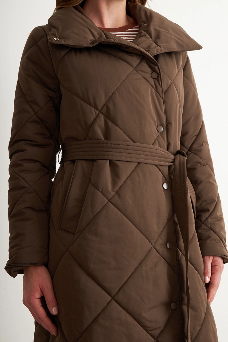 PARKA ACOLCHADA CON CINTURON LAZO CAFE  NICOPOLY - 6