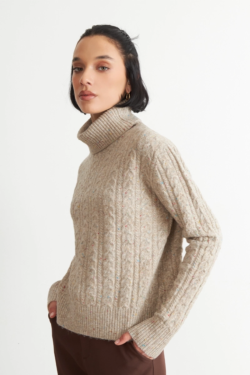 SWEATER TRENZADO CUELLO ALTO CAMEL NICOPOLY - 3