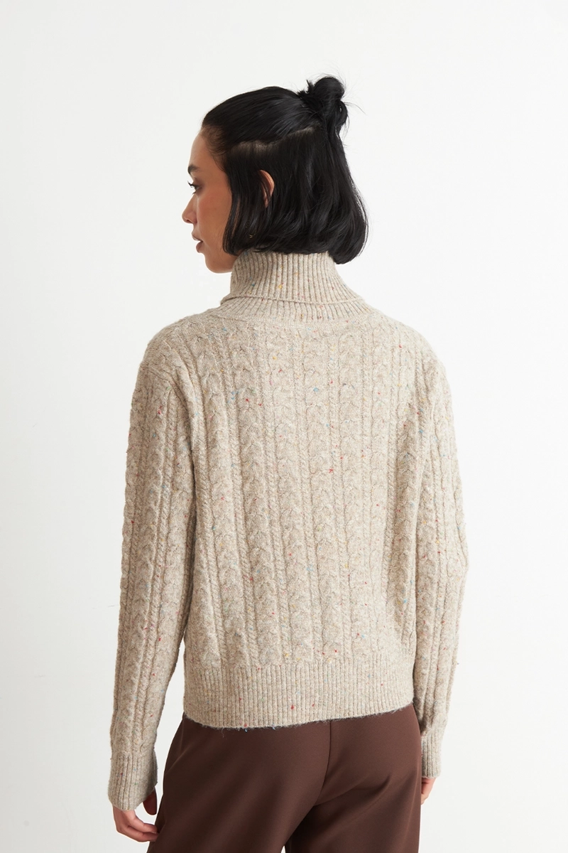 SWEATER TRENZADO CUELLO ALTO CAMEL NICOPOLY - 4