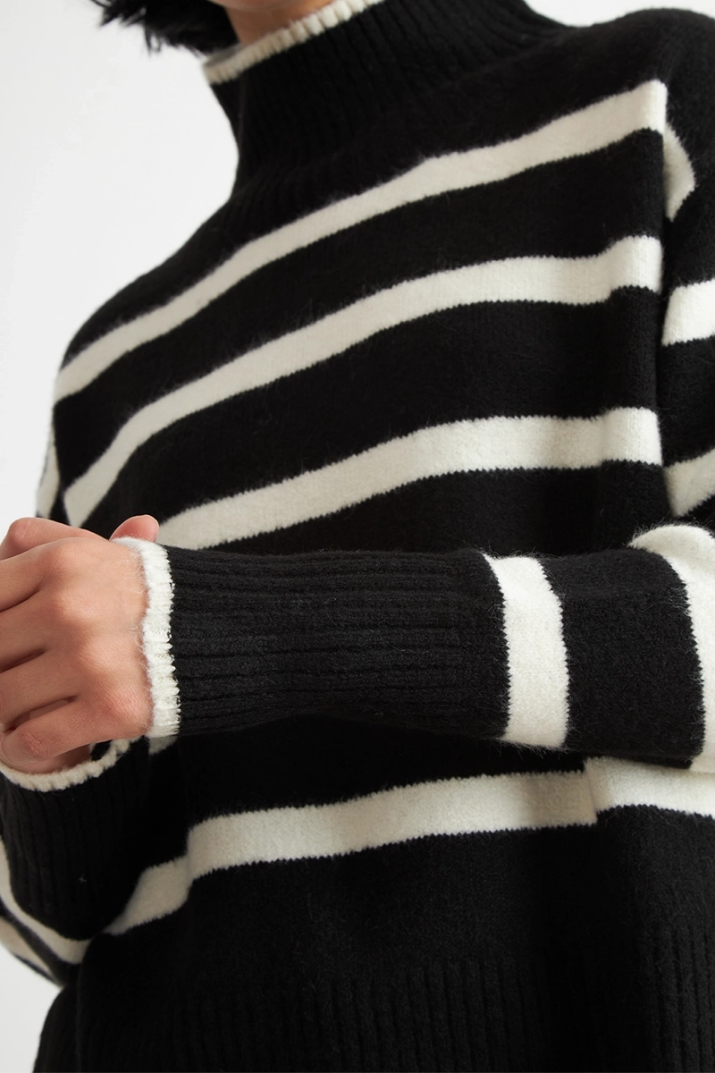 SWEATER CUELLO ALTO RAYAS HORIZONTALES NEGRO NICOPOLY - 6