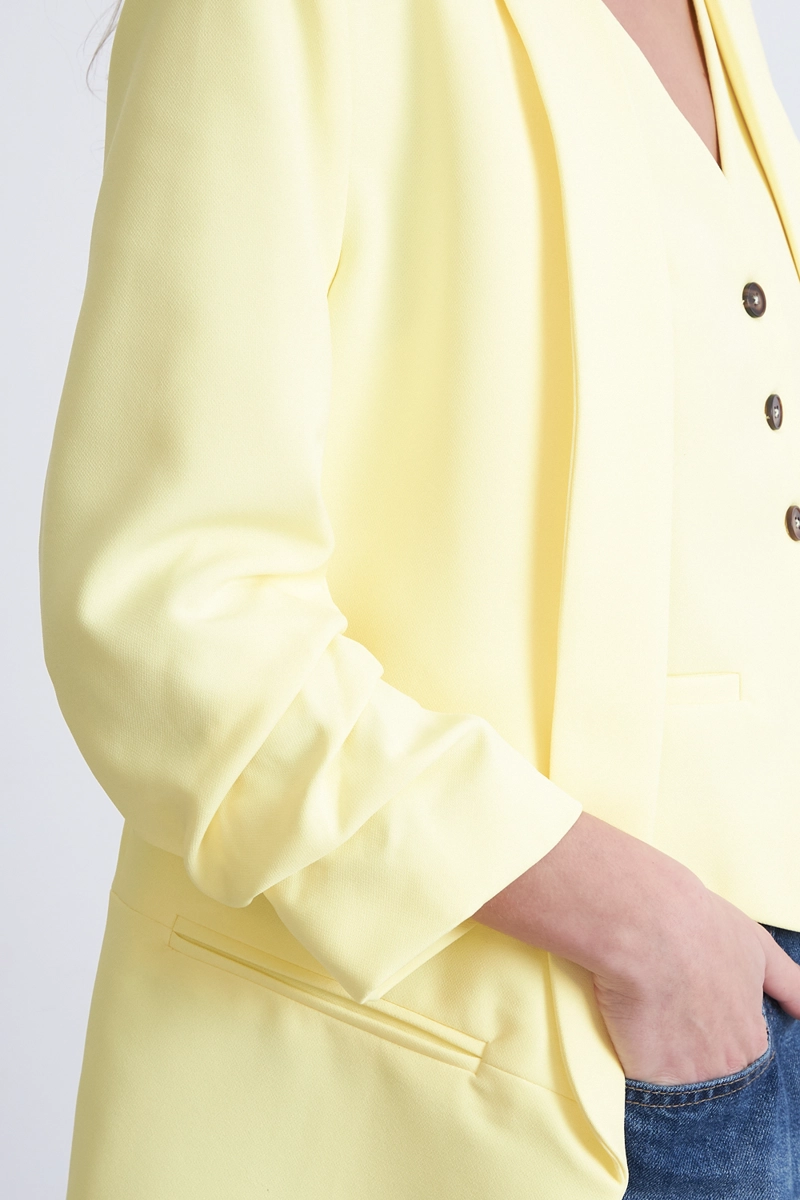 BLAZER MANGA 3/4 AJUSTADO CON SOLAPAS AMARILLO MANTEQUILLA NICOPOLY - 6