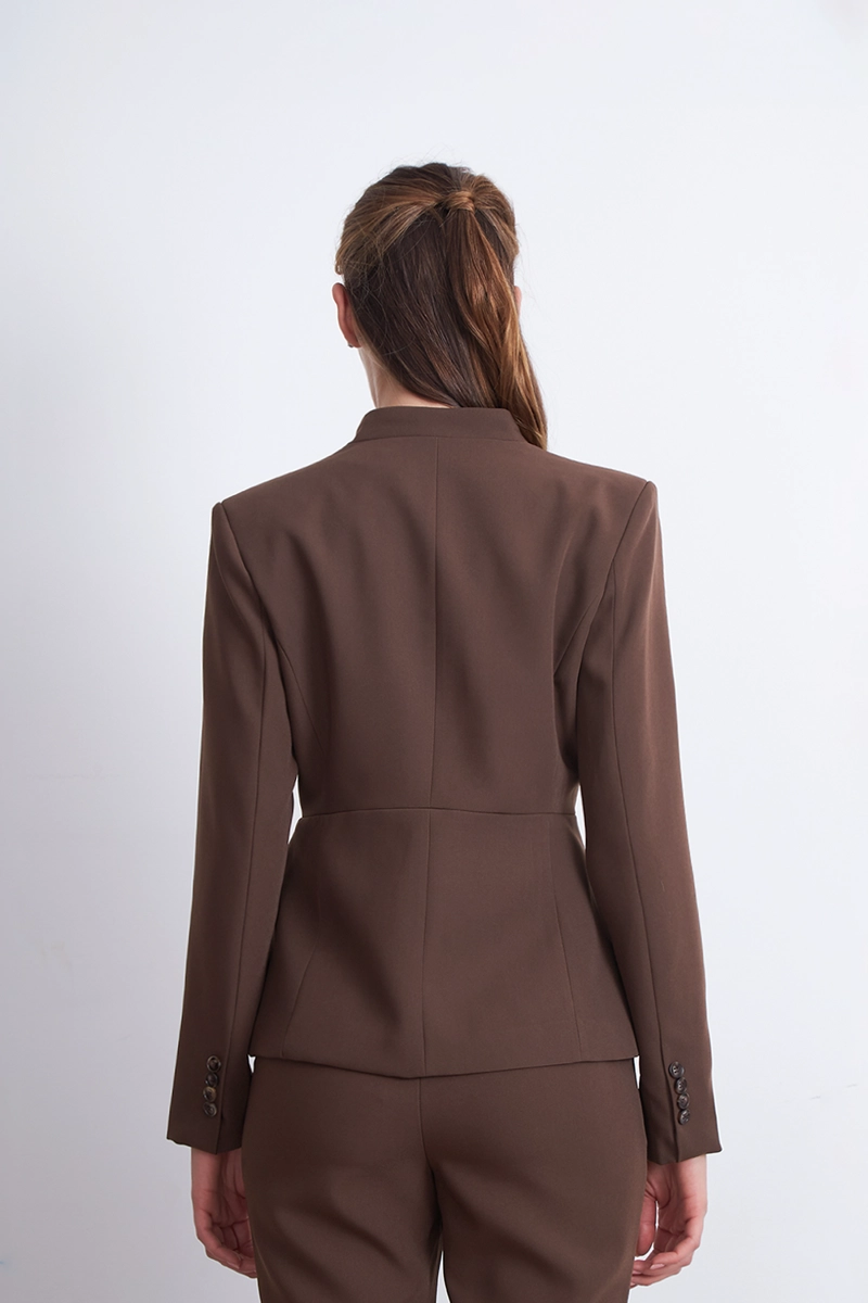 BLAZER BASICO SASTRERO CAFE MUJER NICOPOLY - 4